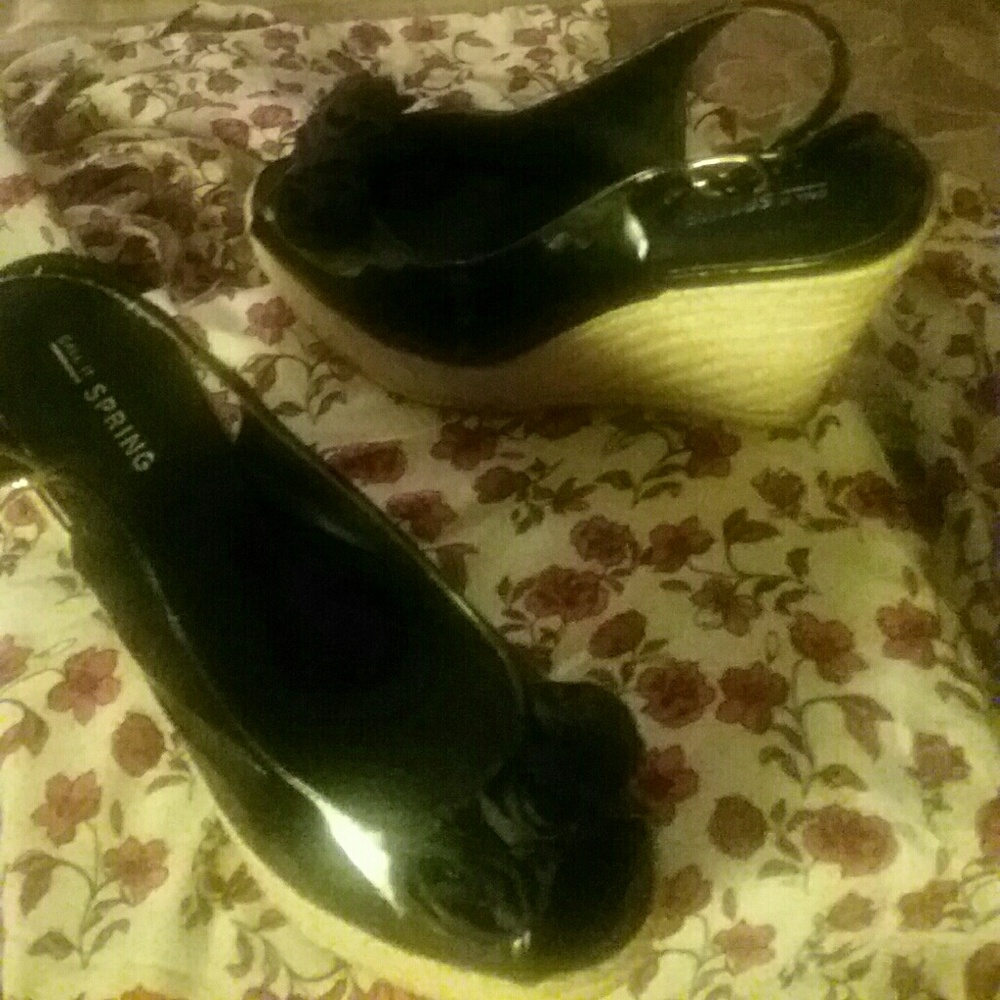 black wedges